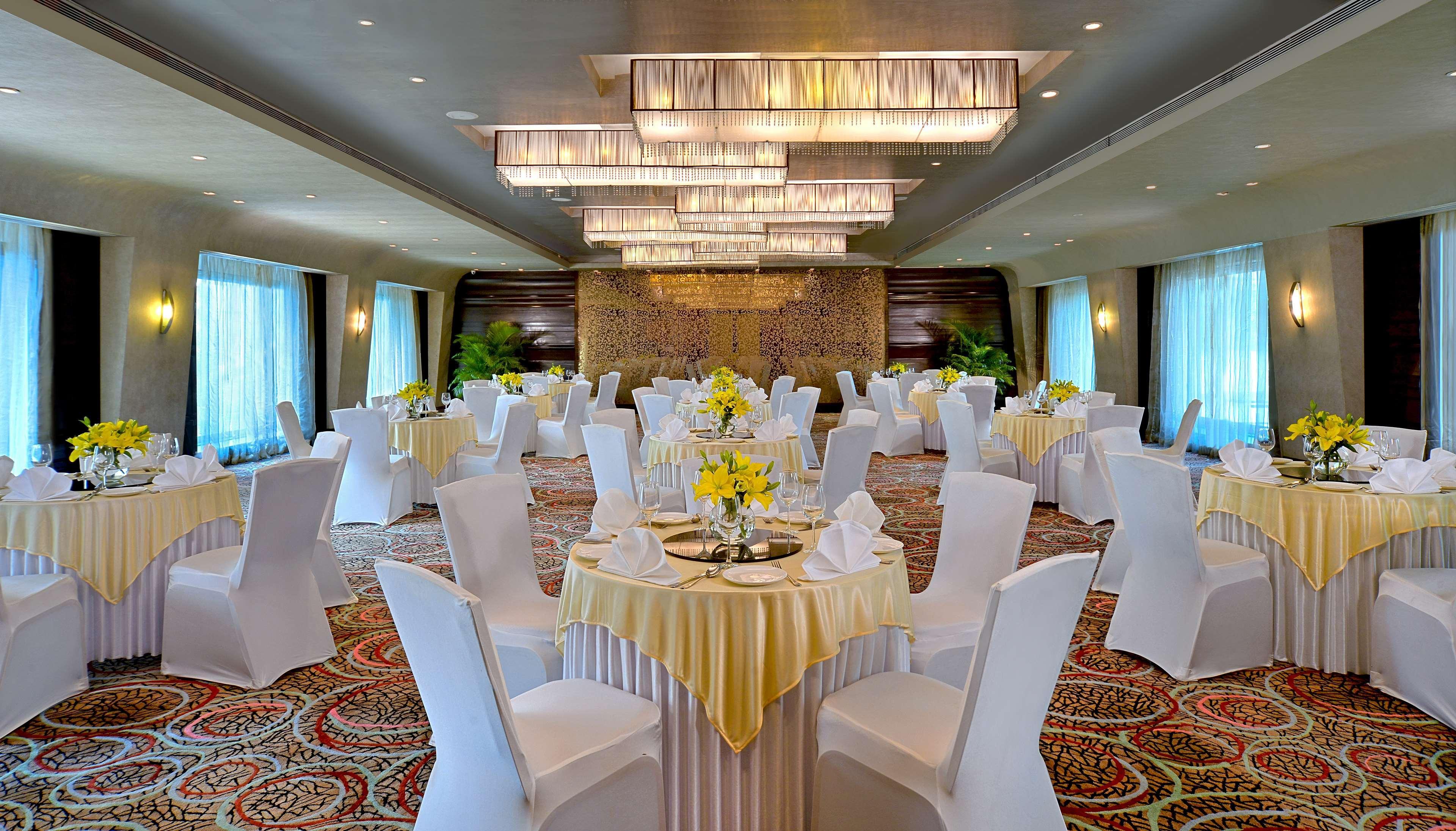 Radisson Mumbai Goregaon Экстерьер фото