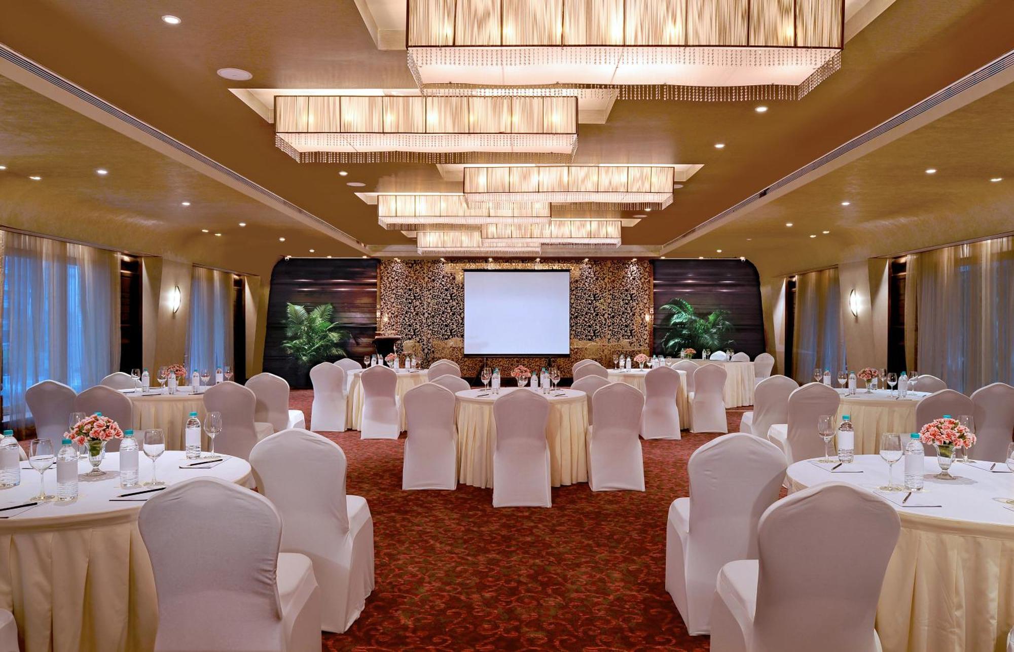 Radisson Mumbai Goregaon Экстерьер фото